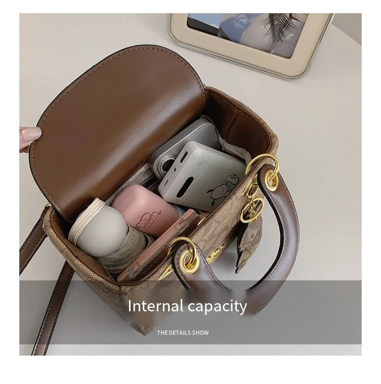 Luxuriöse Damenhandtasche im Vintage-Stil mit klassischem Monogramm, modische Designer-Tragetasche mit Bären-Anhänger für den Alltag und Verabredungen – Detail 5