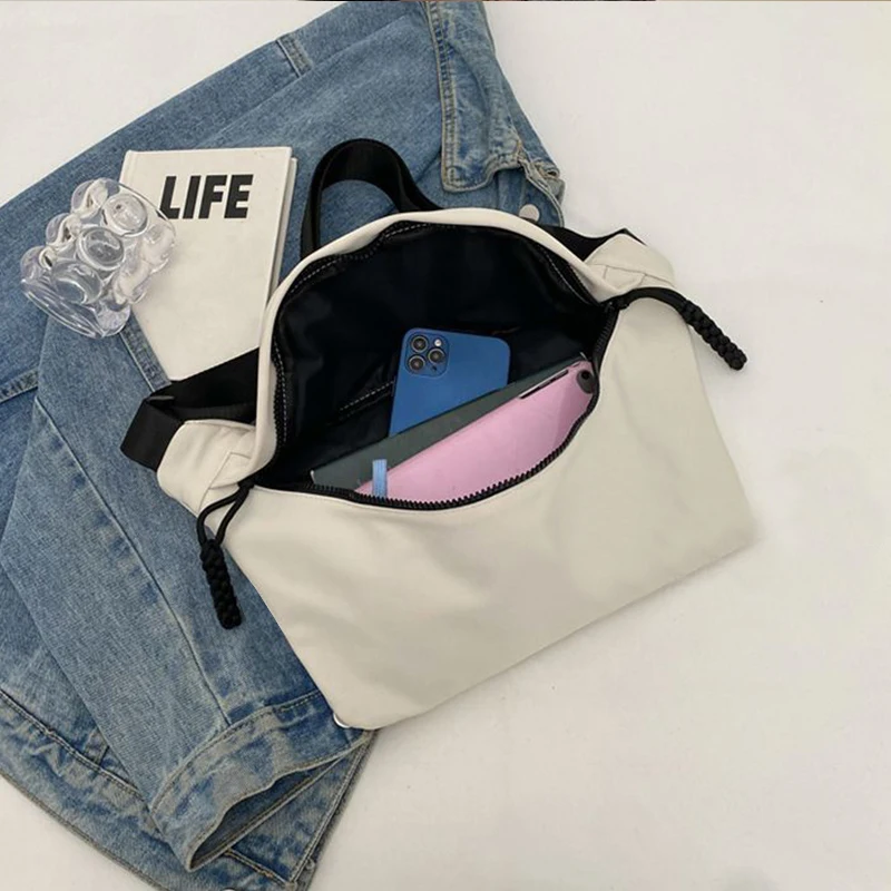 Quadratische Umhängetasche in neutraler Farbe für Damen und Herren, mit schlichtem Design, geeignet zum Tragen auf Reisen oder für den Arbeitsgebrauch.