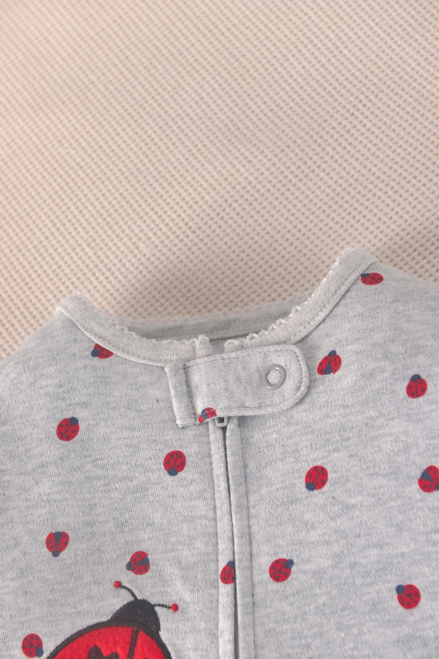 Doppelseitiger Baumwoll-Reißverschluss-Strampler für Babys, Mädchen, mit Einhorn- und Marienkäfer-Stickerei, Allover-Print, Ganzjahres-Baby-Jumpsuit, 6-24 Monate – Detail 4
