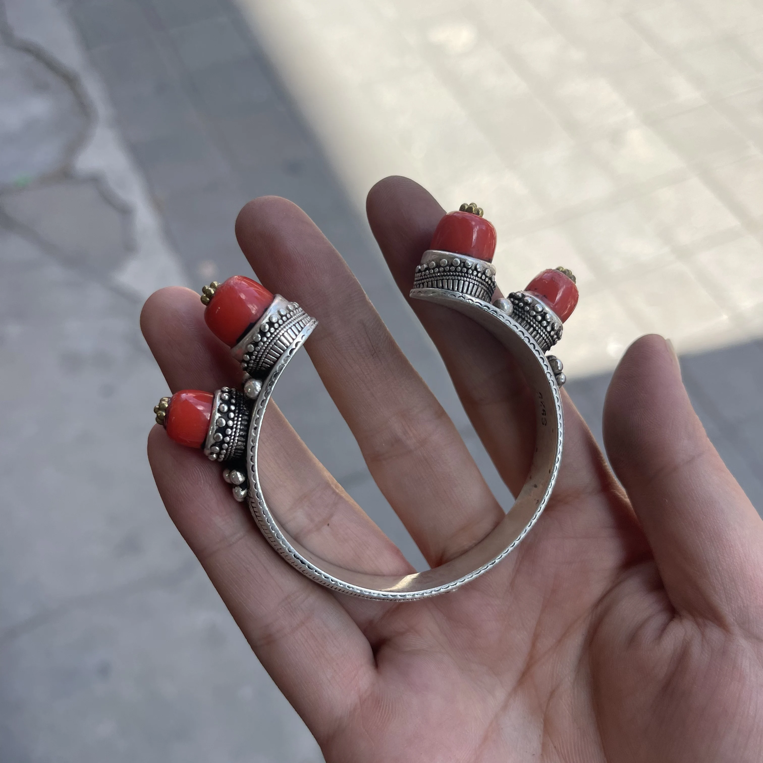 Vintage Tibetan Silver Open Cuff Bangle for Women Inlaid Red Coral Beads Retro Ethnic Tribal Hand‑Carved Statement Bracelet Folk