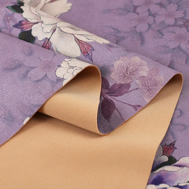 Leder- und Samtbedruckter Stoff für ältere Menschen mittleren Alters, handumwickeltes Cheongsam