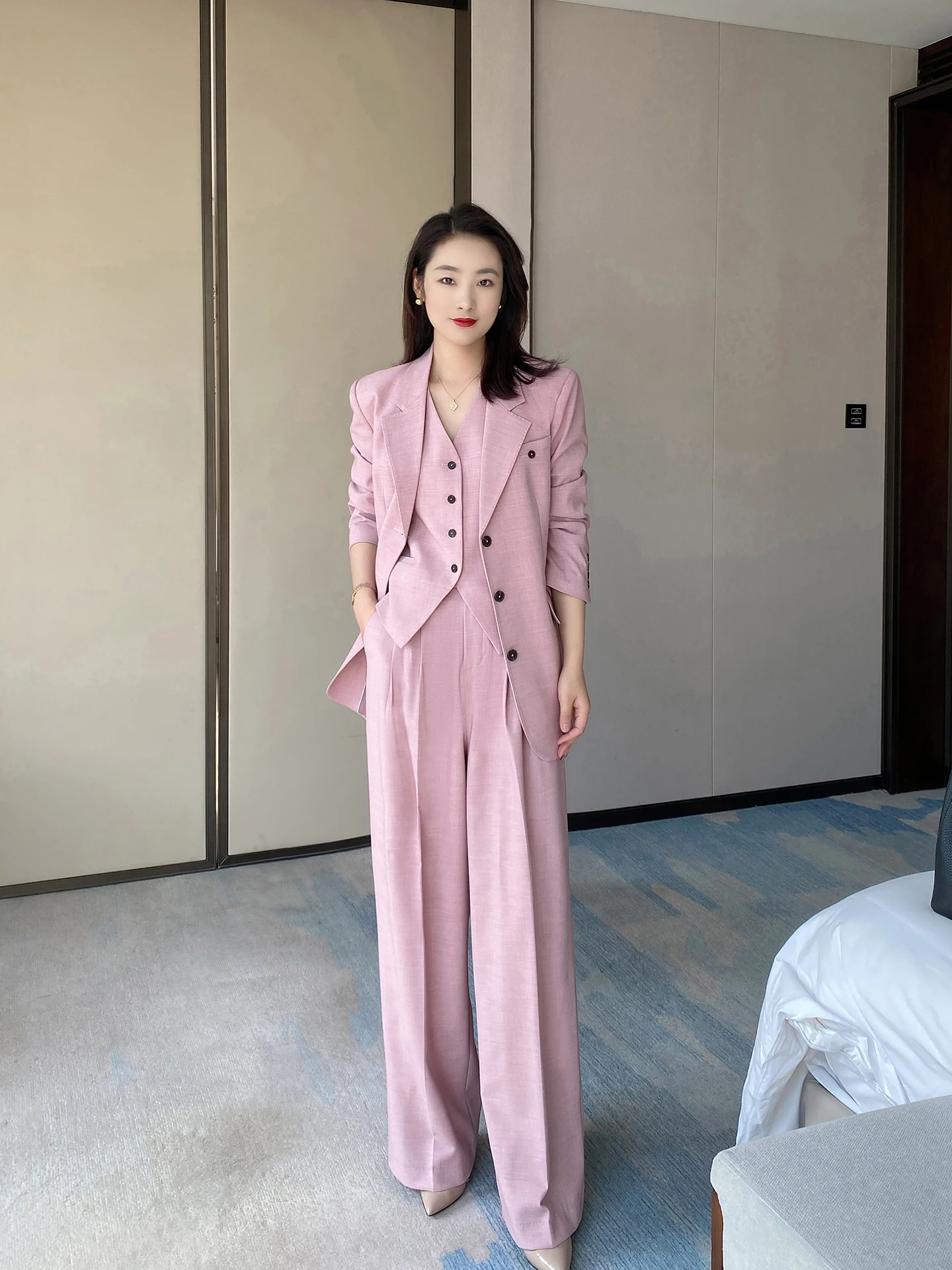 

Розовый костюм-тройка: женский комплект с широкими брюками, повседневный, для весны и осени, премиум-класса, для работы, собеседований и деловых встреч