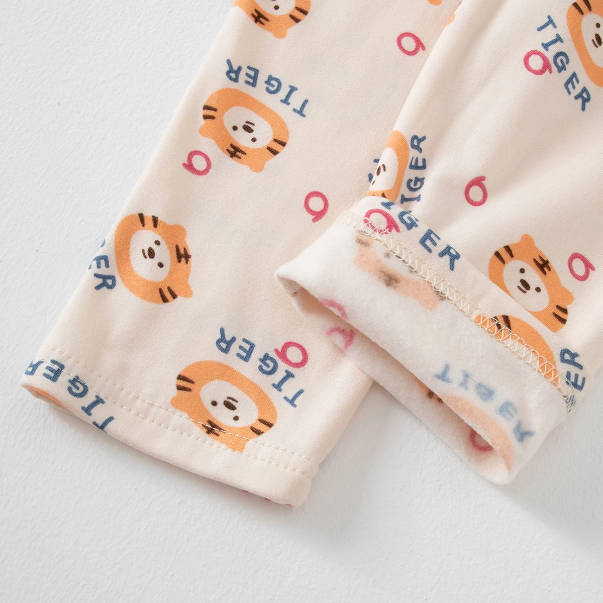 2-teiliges Kinder-Set für Herbst/Winter, bestehend aus bequemer, langärmliger Thermounterwäsche, ideal als Freizeitkleidung und als süßes, mit Cartoon-Motiven versehenes Schlafanzug-Set für Jungen und Mädchen. – Detail 21