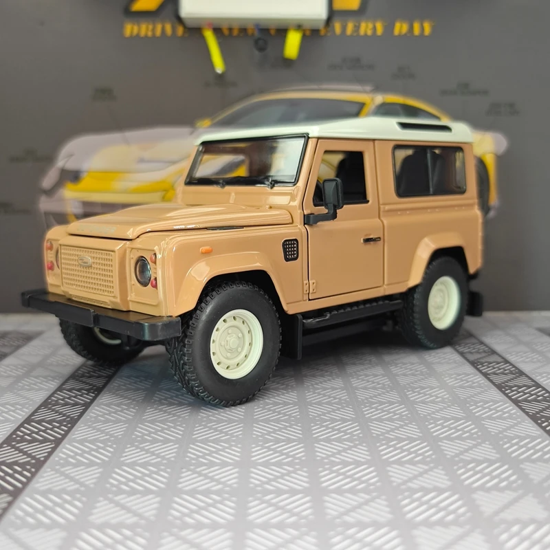 

1:24 Simulated Land Rover Defender Classic Edition 2023 alloy off-road vehicle model, doors and hood can be opened