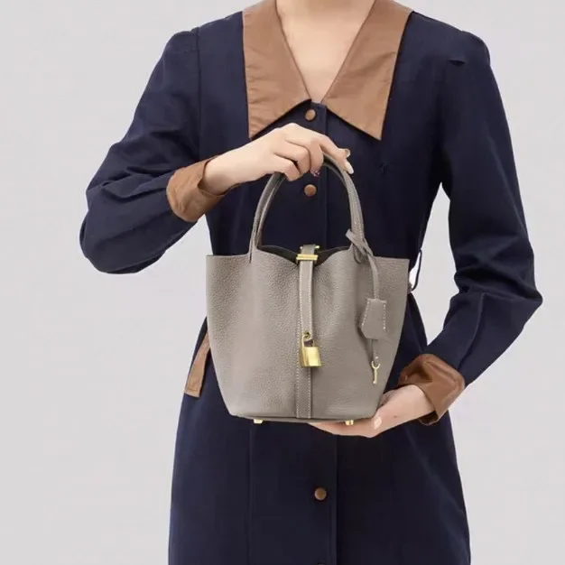 Cassone Donna 2025: La Borsa di Moda che Combina Stile, Funzionalità e Qualità per ogni Occasione