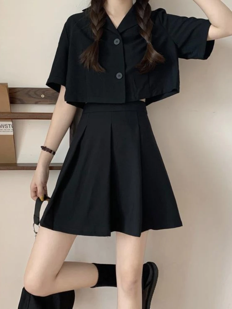 Neues Sommer-Set im koreanischen Stil: Kurzes Oberteil, lockerer Anzug, hochtaillierter Faltenrock, zweiteiliges College-Set