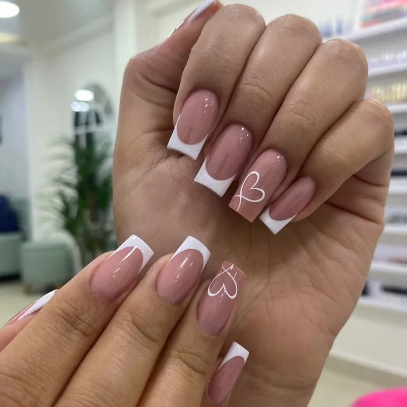 Juego de uñas postizas blancas para niñas, Set de 24 piezas, con prensa francesa para pegar, corazón de amor, Uñas postizas medianas, color blanco y Nude