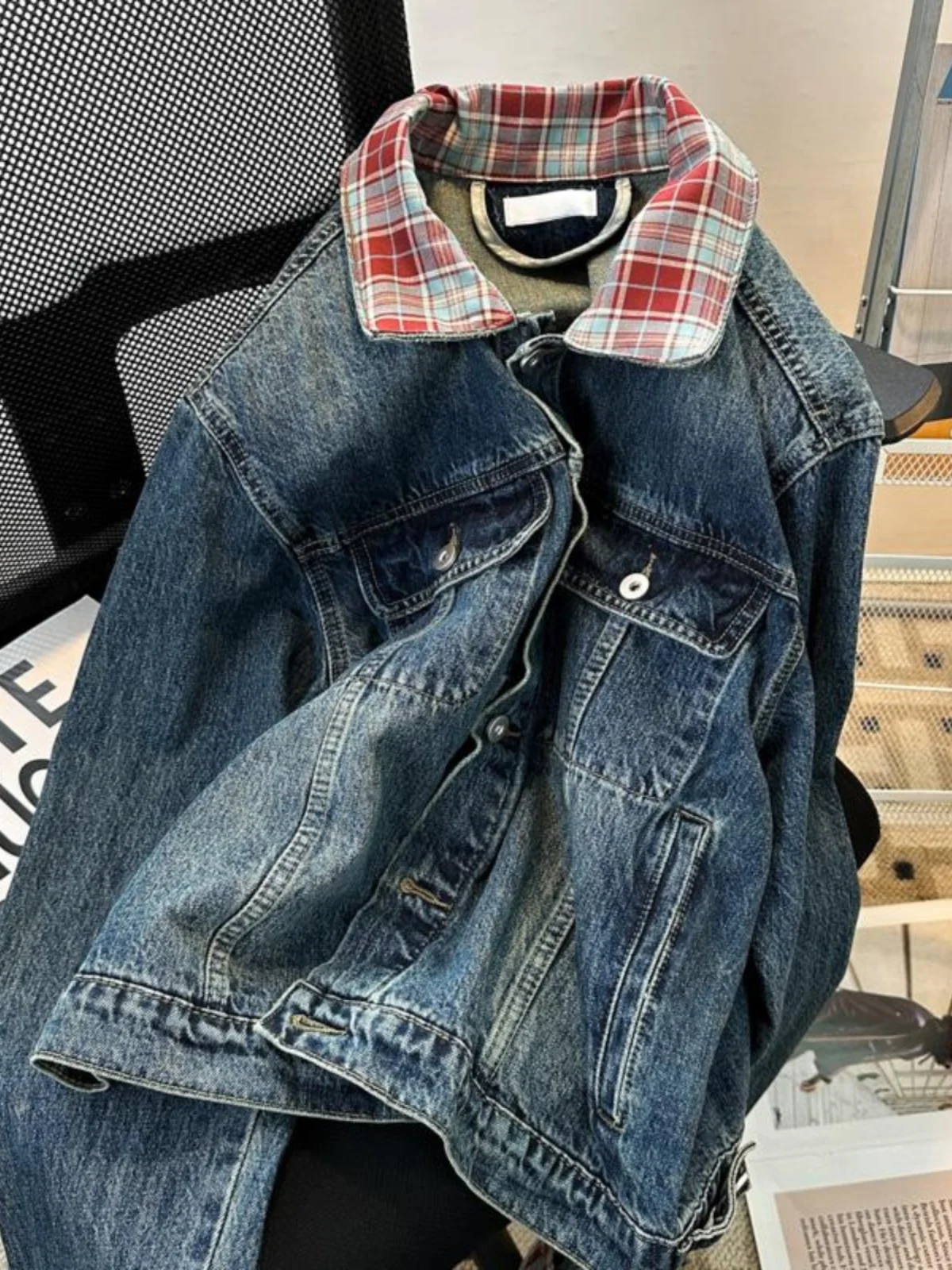 

Men Plaid Spliced Denim Jacket Lapel Long Sleeves with Shoulder Pads Spring Autumn Jackets Korean Fashion Retro Loose Coat