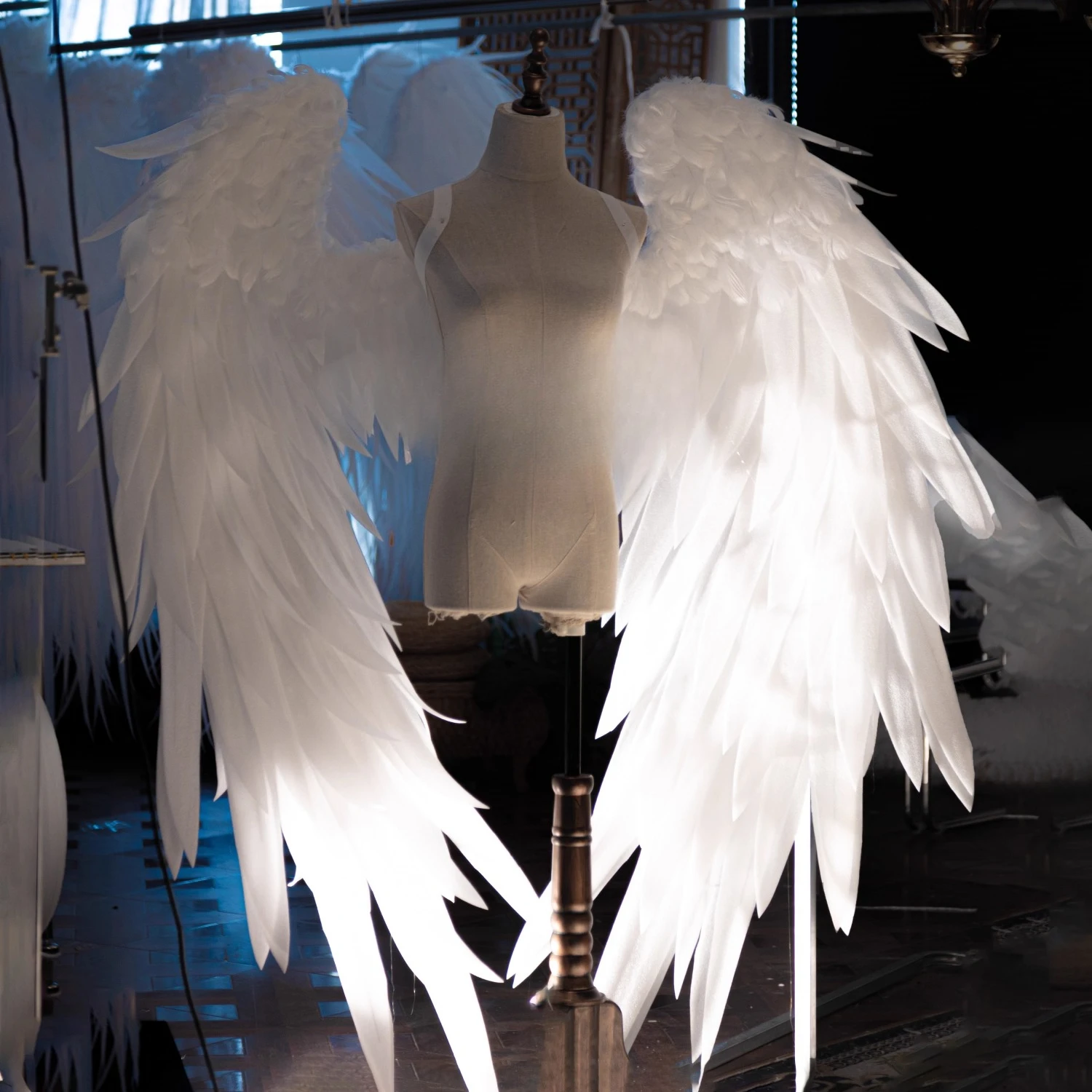 أبيض كبير الجناح أجنحة الملاك تأثيري للبالغين أجنحة الريش أزياء الهالوين لعب الأدوار حفلة بوريم كرنفال