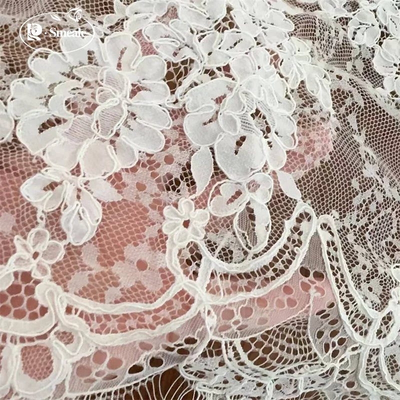 3 Meter. Offweißes Seil mit gestickten Blumen und Wimpernspitze. Baumwollstoffe zum Nähen von Spitzen, nigerianische Textilspitzenstoffe. – Detail 4