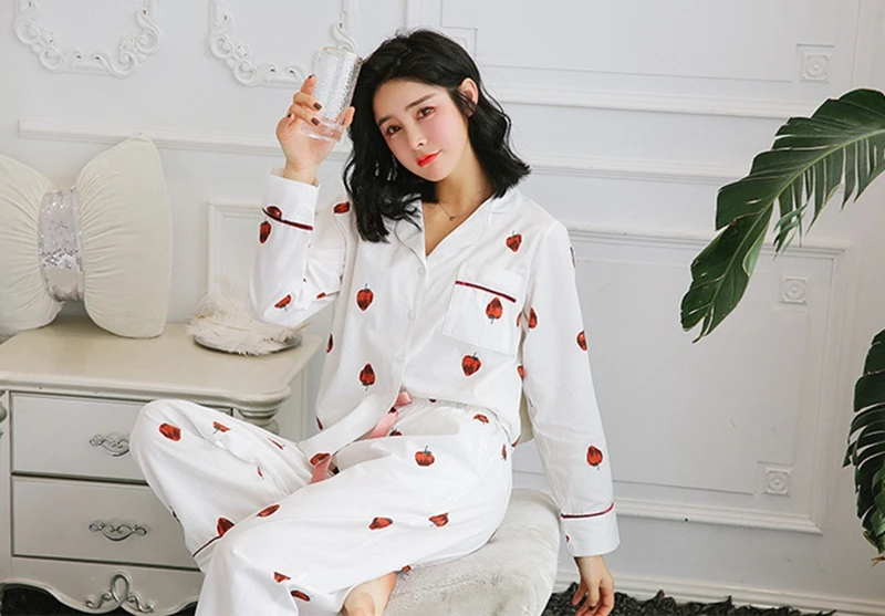 Conjunto de pijama con estampado de fresas para mujer, Top y pantalones con solapa de manga larga, detalles de bolsillo en el pecho, camisón acogedor de tela agradable para la piel