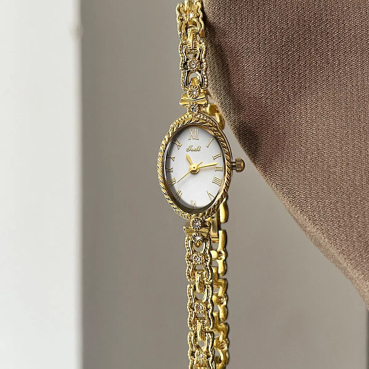 Gold Bracelet Watch, A Fashionable And Exquisite Women'S Quartz Wristwatch With A Stylish Design That Matches Any Outfit.