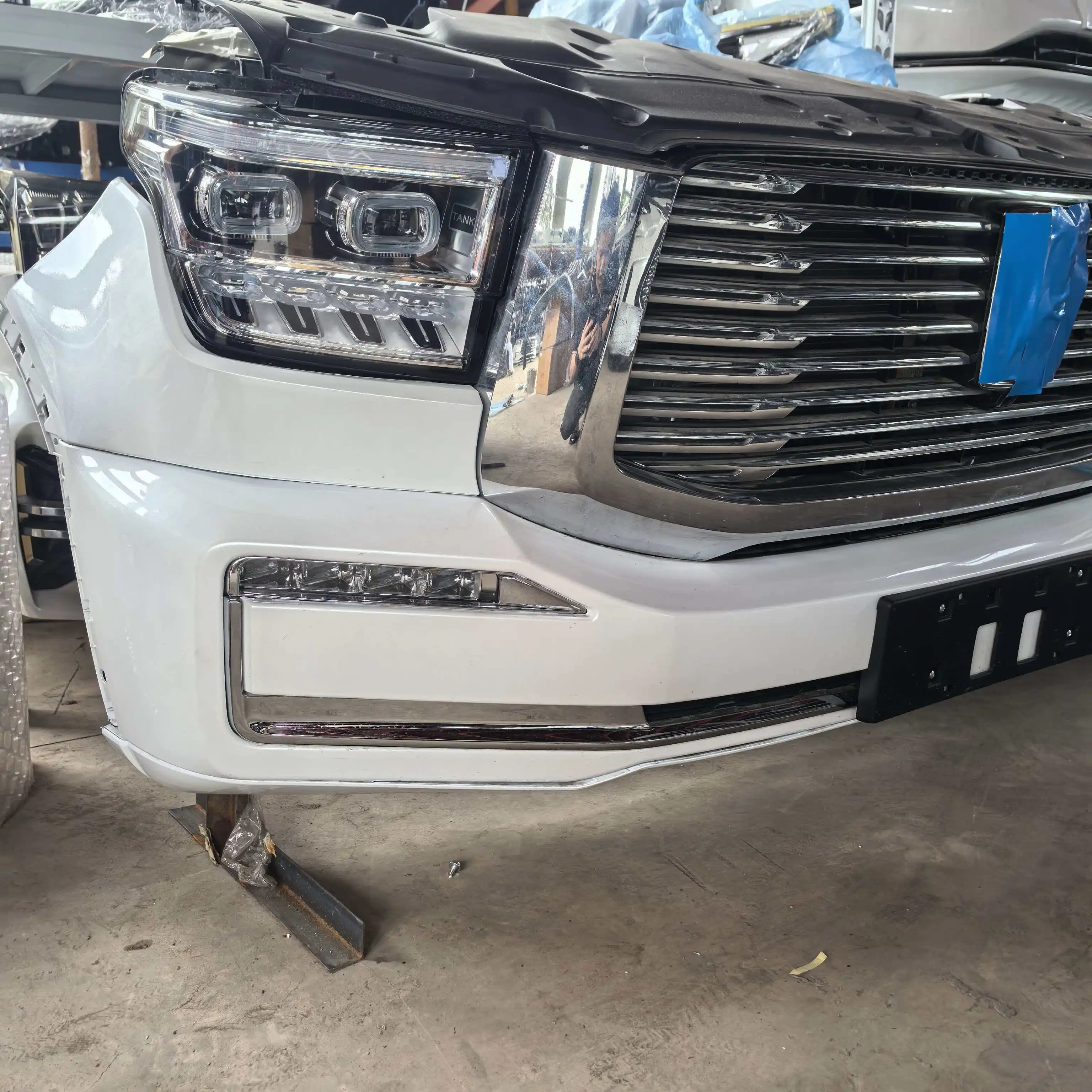High Quality White Front Bumper Assembly Suitable for Tank 500, Genuine Auto Parts, Plastic Material