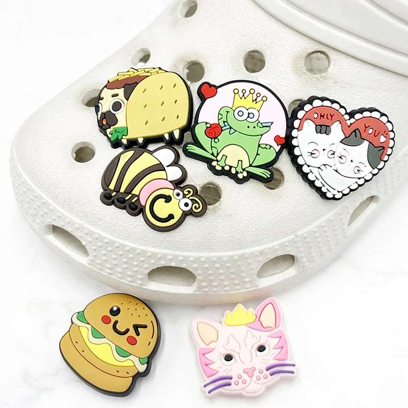 

Novelty Design Cat Couple PVC Shoe Charms Designer Sandal Upper Decorations Accessories Frog Bee Shape Clogs Pin Buckle