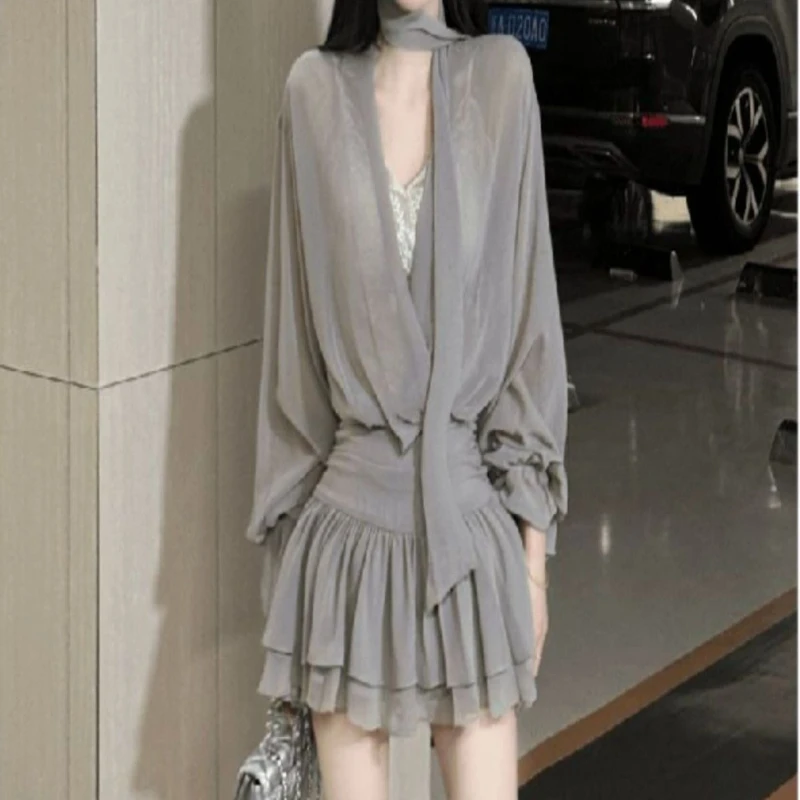 

Sexy V-neck Ribbon Long Sleeved Dress for Women in Autumn, with A Slimming Waist That Accentuates A Slender Figure