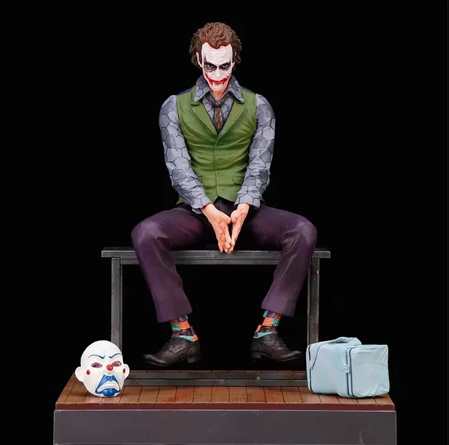 DC Comics Suicide Squad Joker Heath Ledger seduta posa strumento di modellazione da collezione, statua di figurina fatta a mano da 20cm in scatola colorata