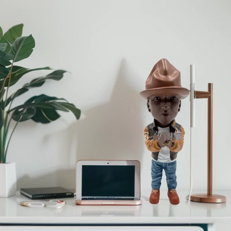 

Tattoo Artist Brown Hat Art Decor Figurine Home Garden Resin Design Decoration Character Statue Hand Figure Desktop Ornament