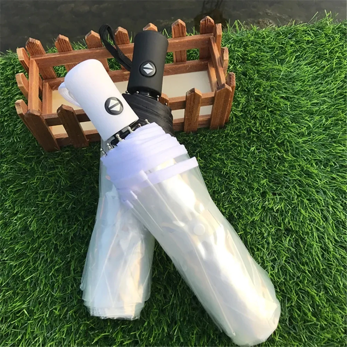 

1pc automatic transparent folding umbrella, waterproof, durable and portable rain gear, is an ideal gift for friends.