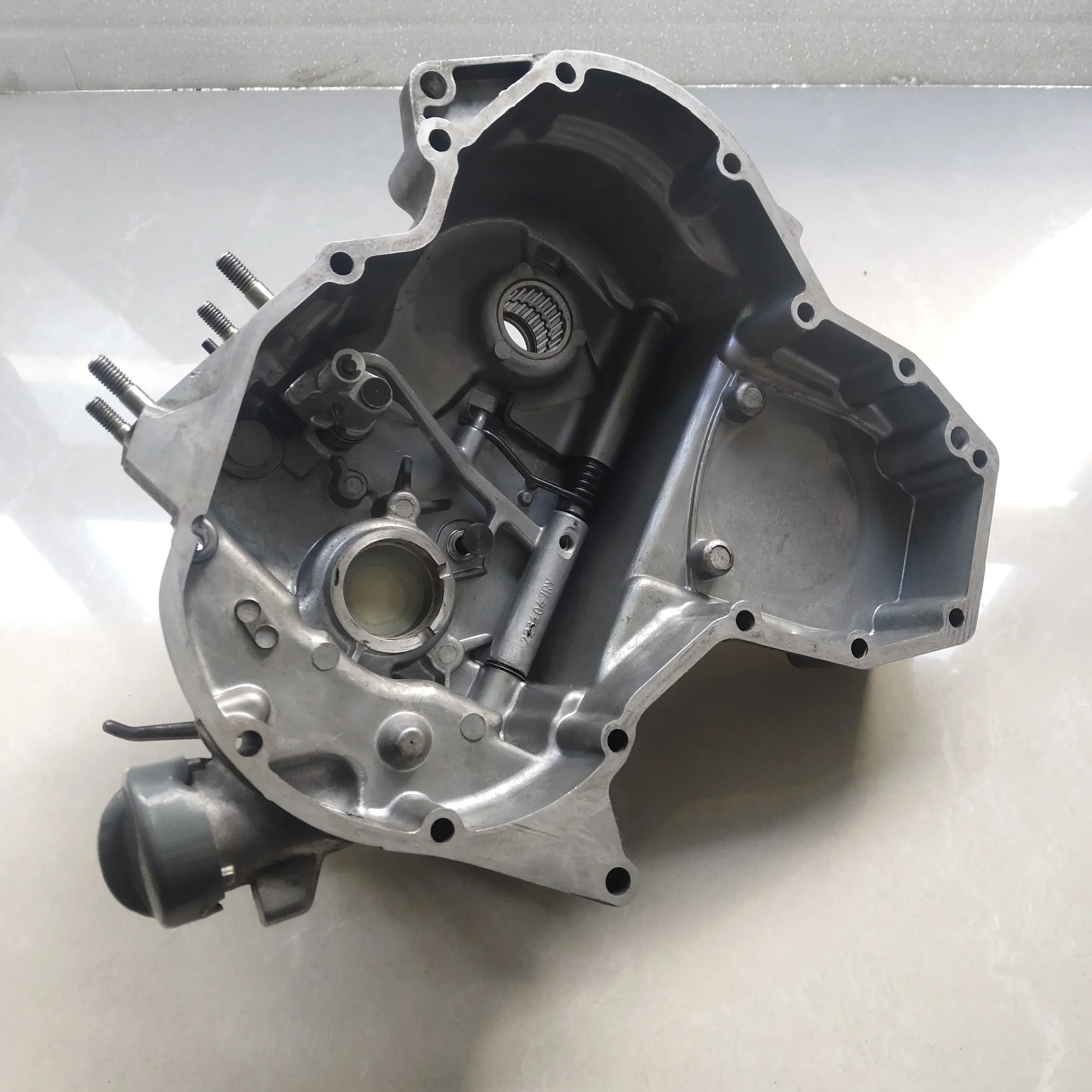 Дешевая и тонкая часть двигателя с горячей продажей F2L511 Передняя крышка в сборе