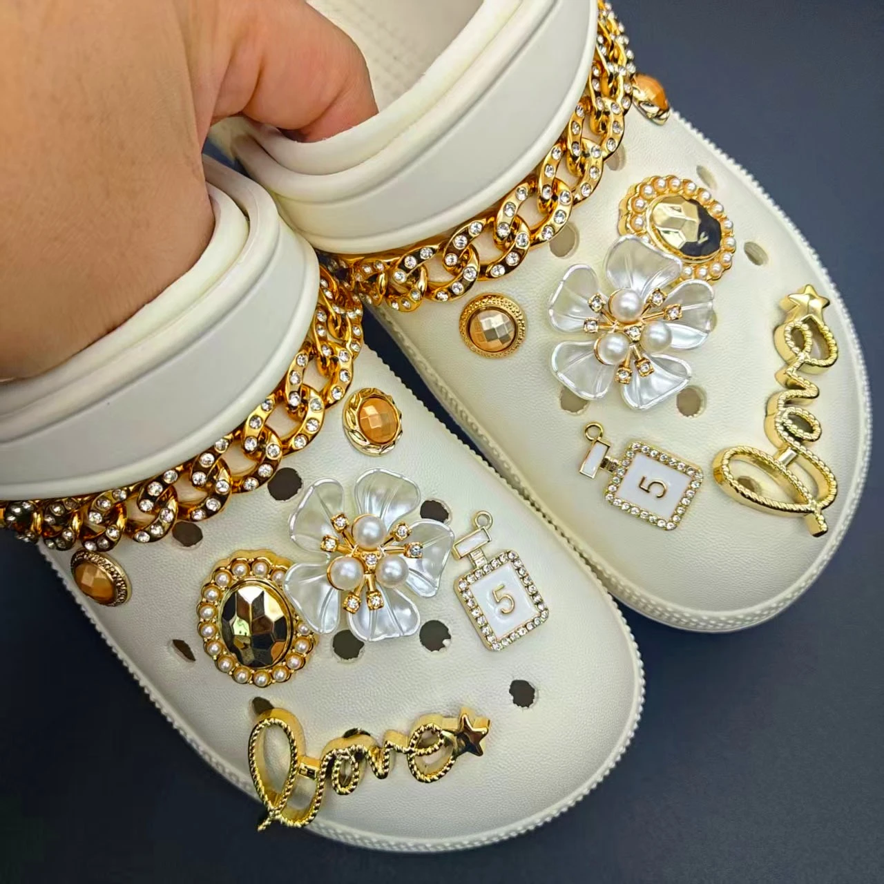 

Dainty Shoe Charms for Crocs Pearl Rhinestone Flowers Decorations Set Romantic Women Love Garden Shoes Pins Slipper Accessories