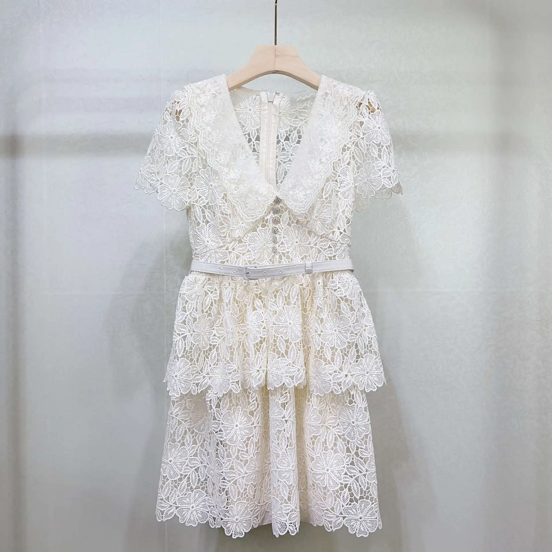 

Women Lace Hollow Out Dress Rhinestone Buttons V-Neck Short Sleeve High Waist Elegant Summer 2024 Mini Robe with Belt