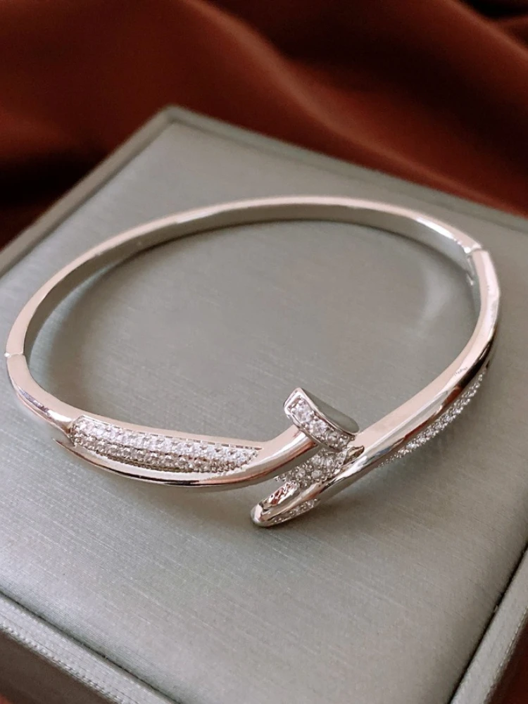 Diamond Studded Nail Cross Buckle Bracelet with A Niche Design Fashionable and Personalized Bracelet for Women