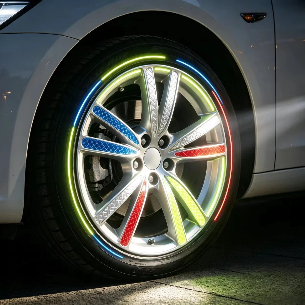 Set of Reflective Wheel Rim Tape Night-Glow Car Rim Decal Stickers Waterproof Self-Adhesive Tire Strips for Motorcycles 20 Pies