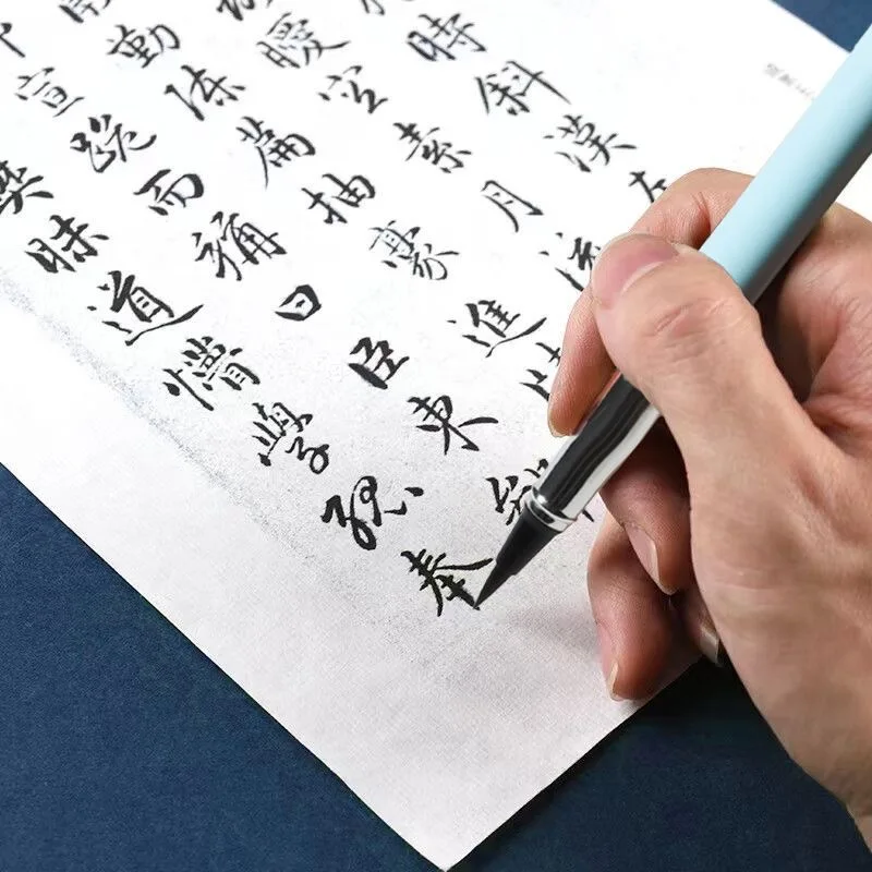 تتضمن فرش الخط M&G وأقلام الخط، والفرش وأكياس الحبر وامتصاص الحبر، ومناسبة لممارسة الخط.