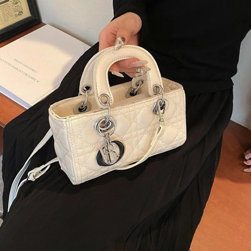 Una nuova borsa a tracolla monospalla da donna con un lusso leggero, di nicchia e di fascia alta da Europa e in America