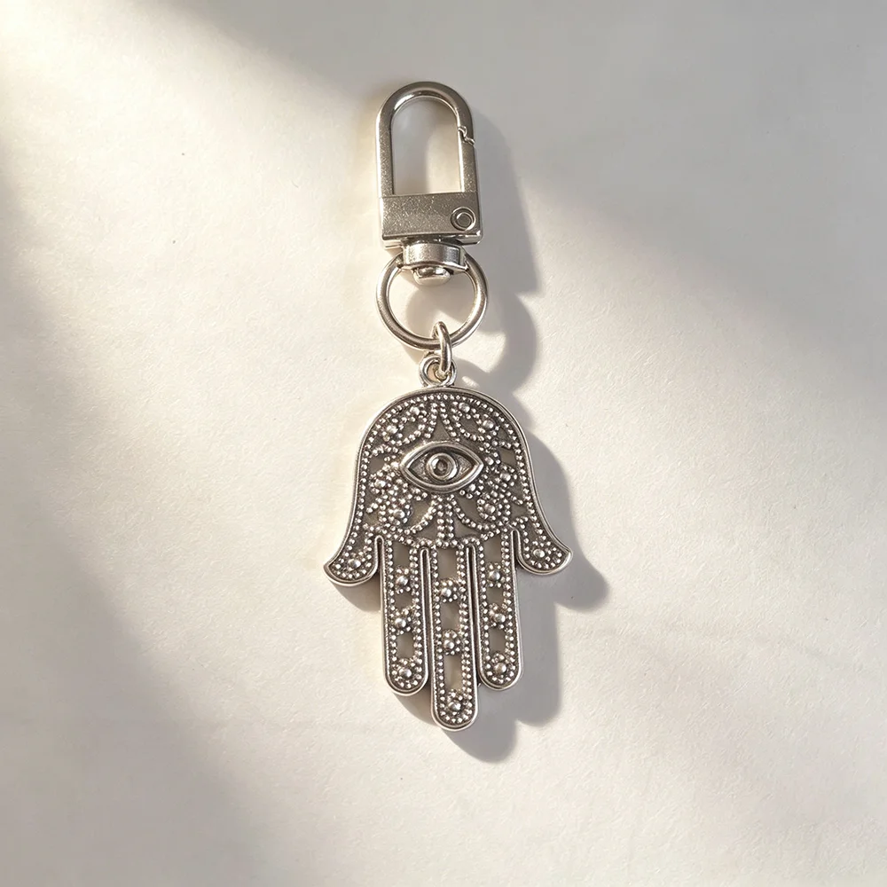 Vintage Hamsa-Hand Schlüsselanhänger mit Bösem Auge, Versilberter Fatima-Hand-Anhänger für Tasche & Auto, Glücksbringer Geschenk – Detail 3
