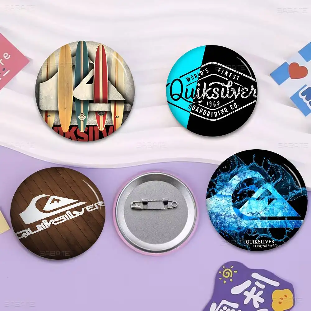 Broche de hojalata hecho a mano con logotipo de la marca Q-Quiksilver de 58 mm, diseño de figura de anime, para mochila, ropa, adorno de pecho, regalos