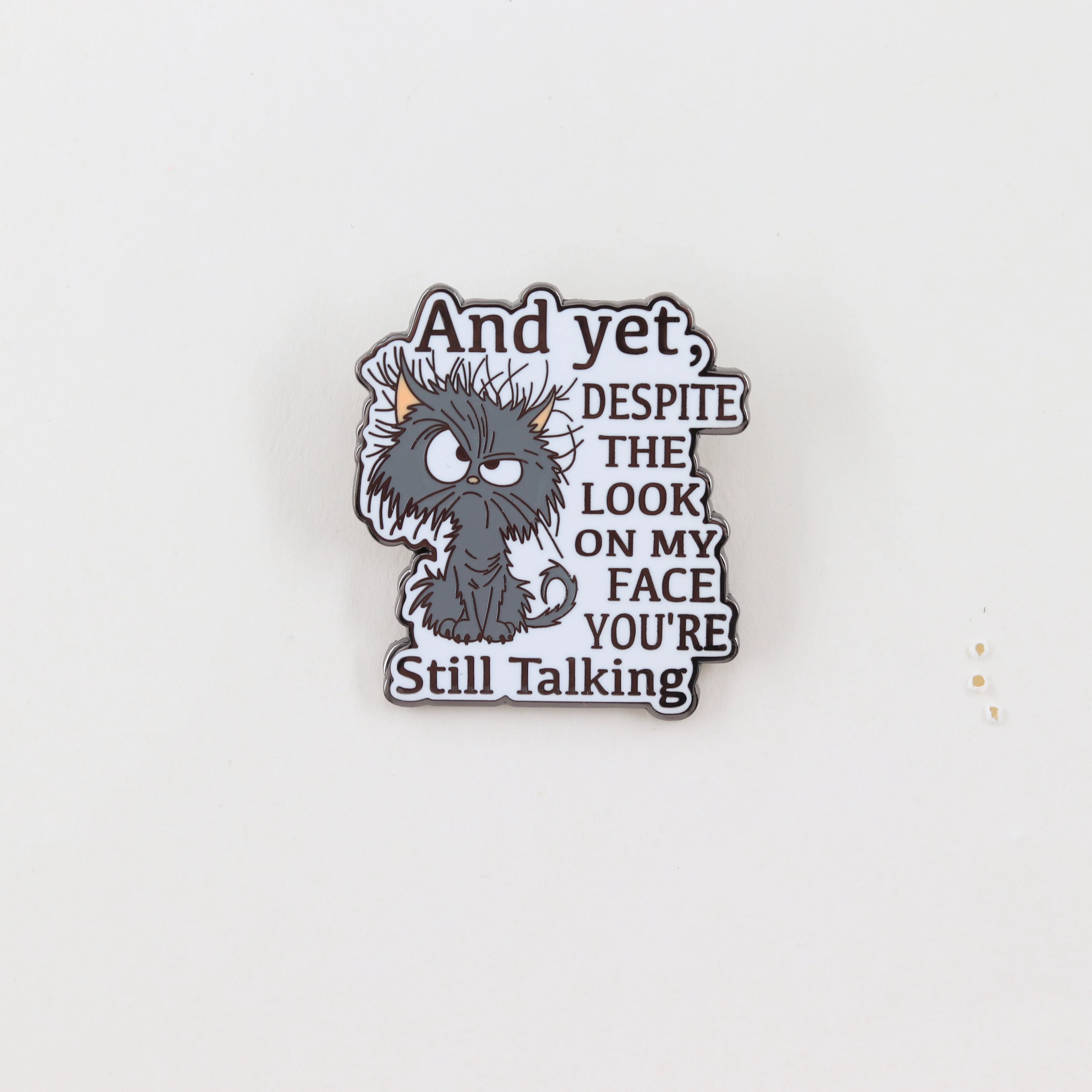 Lustige mürrische Katzen-Emaille-Pin „Trotz meines Gesichtsausdrucks redest du immer noch“ Brosche Niedliche Katzen-Tier-Anstecknadel Geschenk für Rucksack – Detail 10