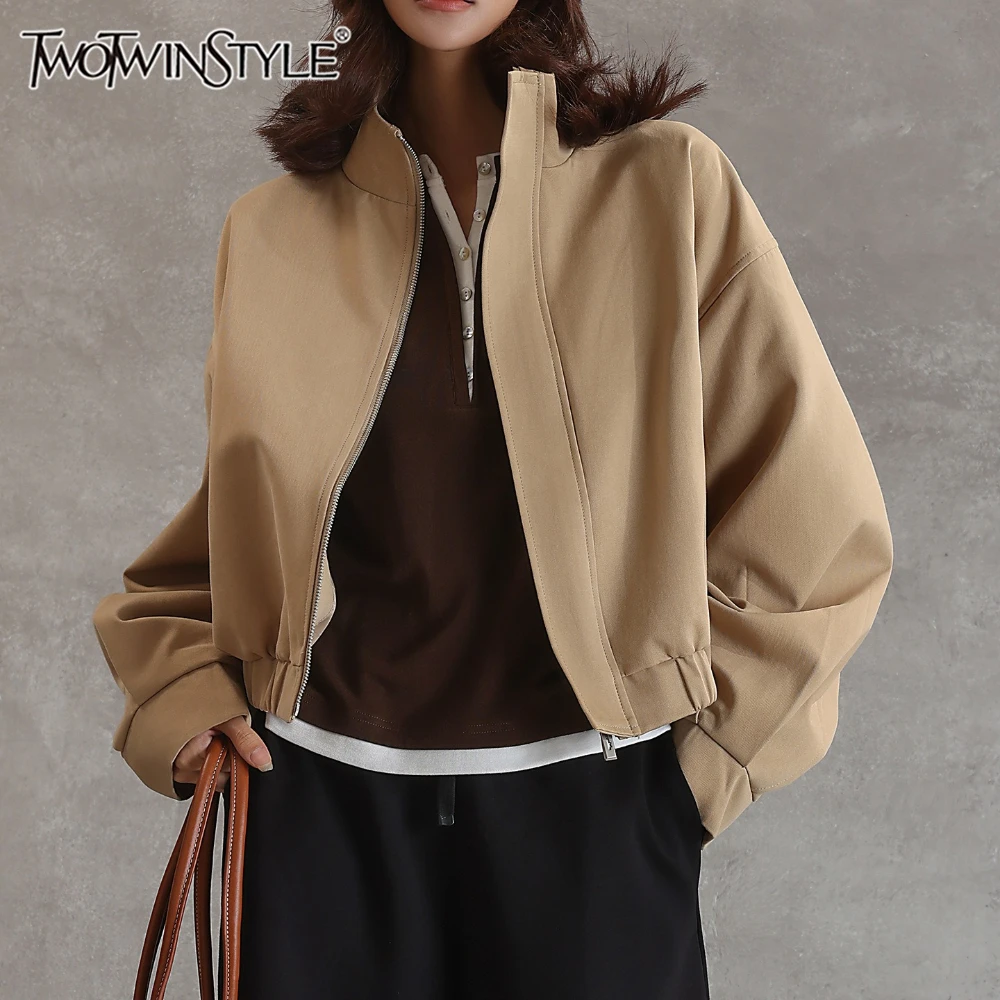 

TWOTWINSTYLE однотонная куртка со складками, женская куртка с воротником-стойкой и длинными рукавами, свободная уличная одежда, базовые женские куртки, модная осенняя одежда