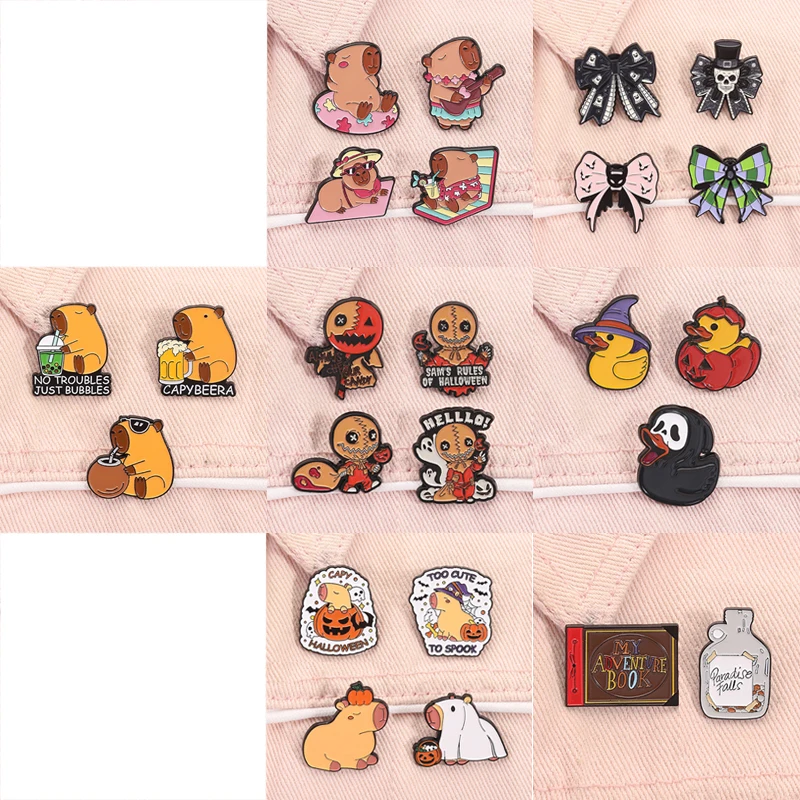 2-4 teile/satz Niedlichen Tier Emaille Pins Halloween Horror Film Ente Capybara Auf Urlaub Brosche Revers Bagde Schmuck Geschenke für Freunde