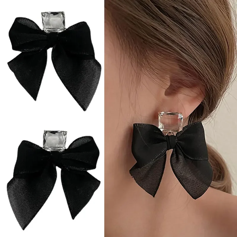 

Модные ювелирные изделия: корейские женские серьги-бантики черно-белые, из ткани и кружева, в форме банта, модные висячие серьги, подарок