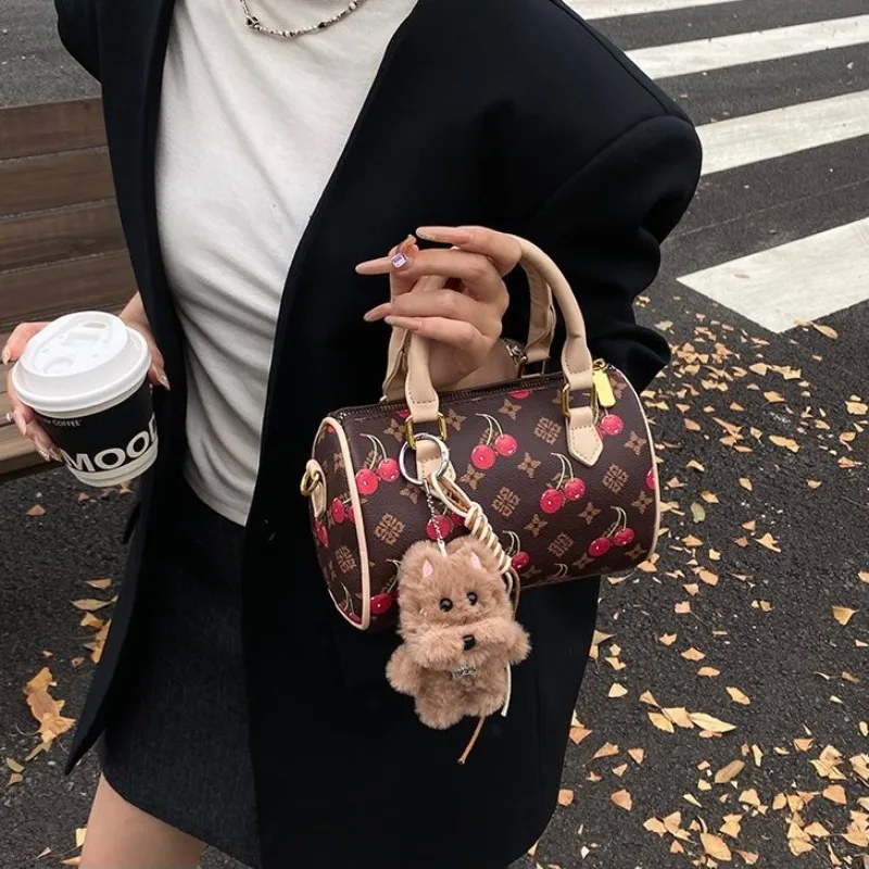 

Стильная винтажная кожаная сумка-кроссбоди, элегантная дизайнерская сумка-тоут для женщин, стильная текстурированная сумка-сатчел.