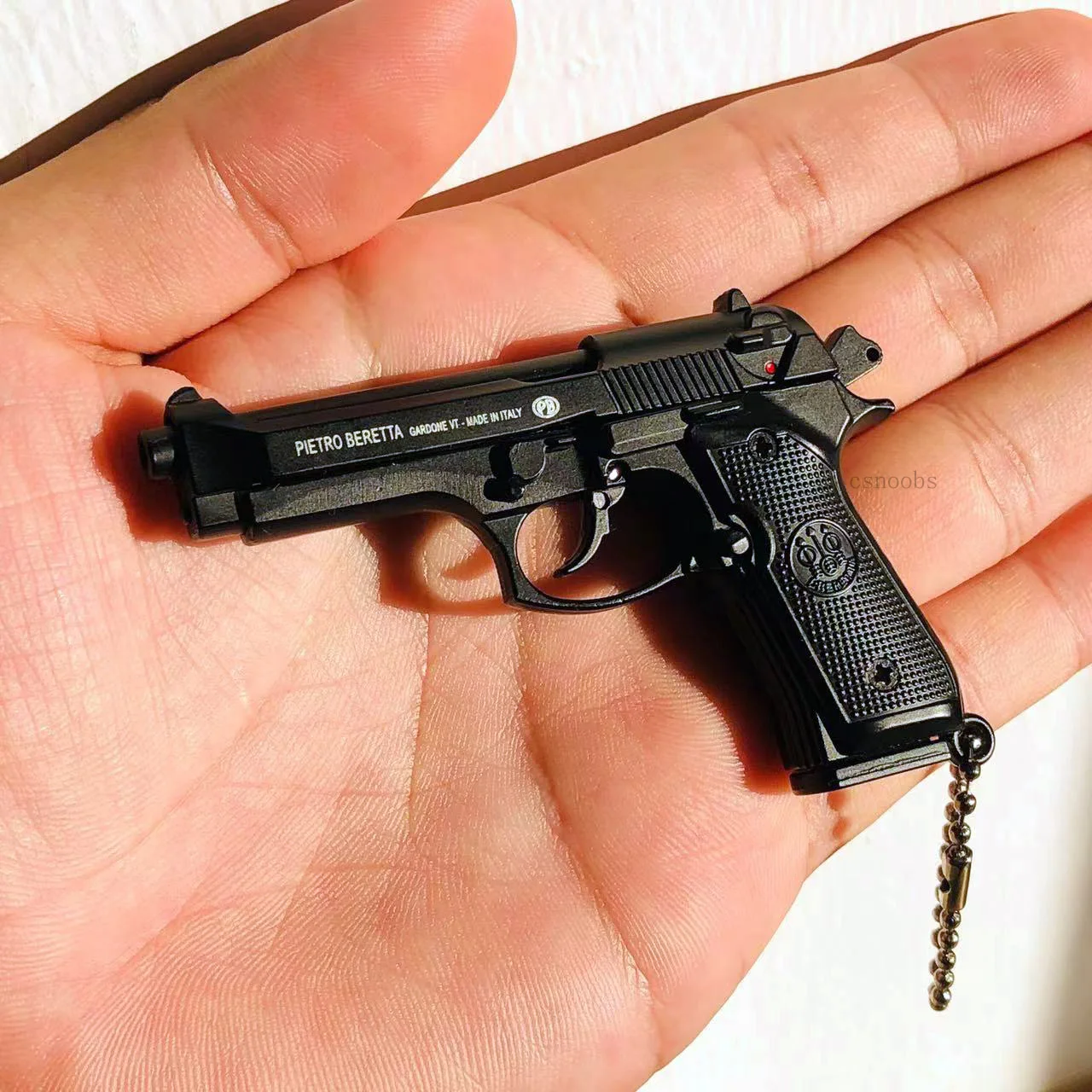 Alloy 1:3 92F Pistol Model Holiday Party Gifts Memorabilia Detachable Toy Gun Ornament Home Decoration Crafts Pendant Keychain