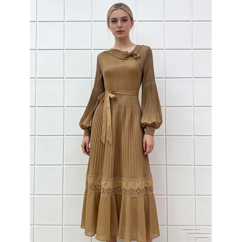 Abito con giunture sulle maniche a lanterna con cinturino a vita alta Miyake 2025 Nuovo abito a pieghe decorativo con fiori tridimensionali in pizzo