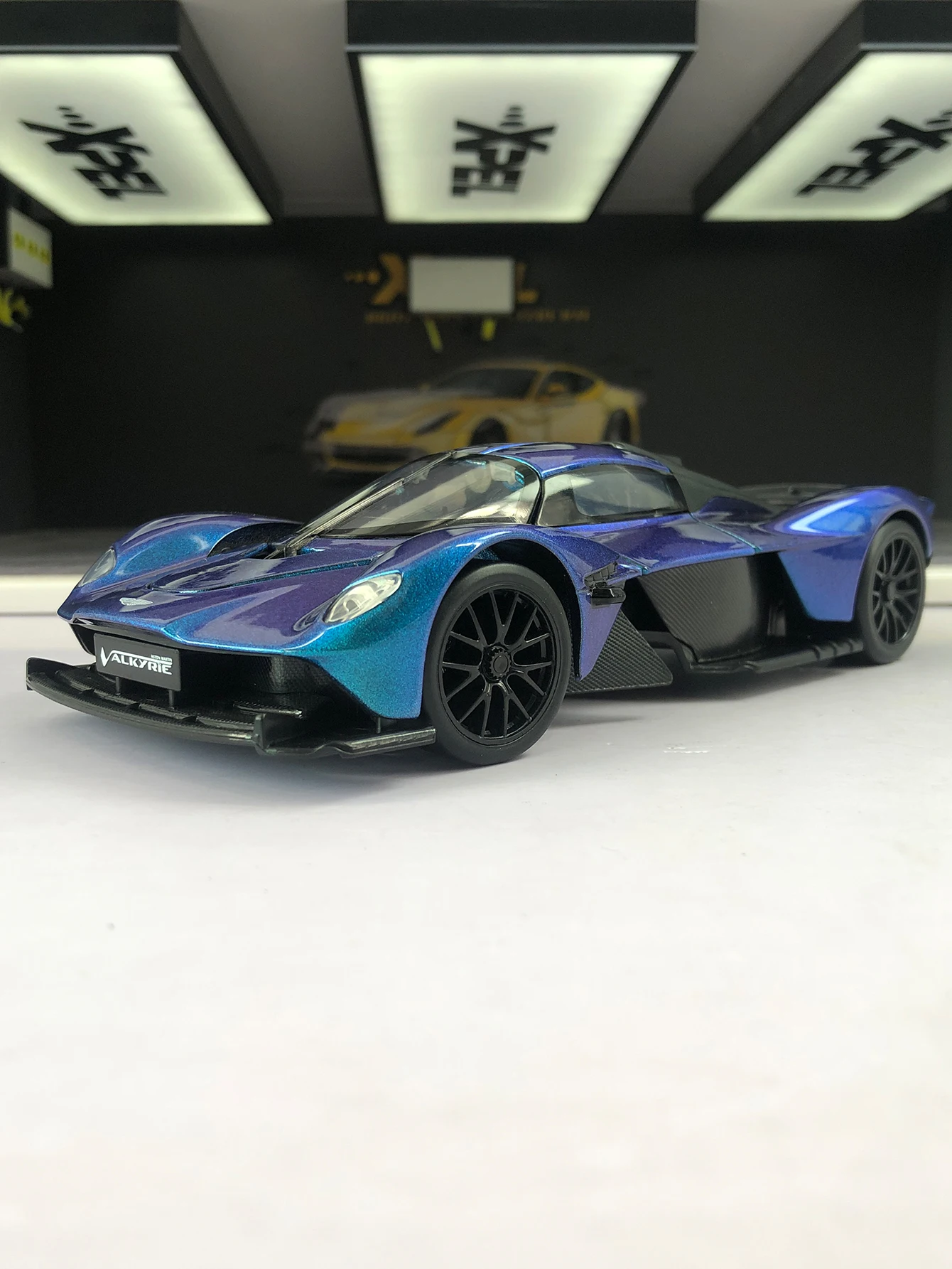 

CCA 1:23 simulated zinc alloy Aston Martin Valkyrie model car, static ornament, metal collectible gift car