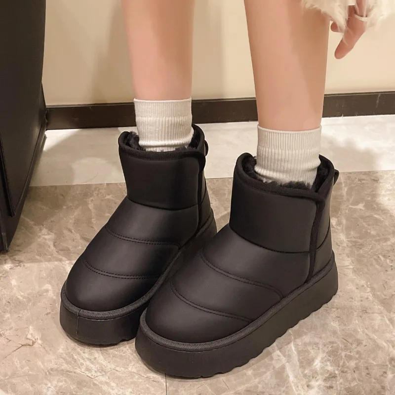 Wasserdichte Plüsch gefütterte feste Damen stiefel 2024 Winter warmer Slip auf Schneeschuhen dicke Plattform lässige flauschige Schuhe für Frauen