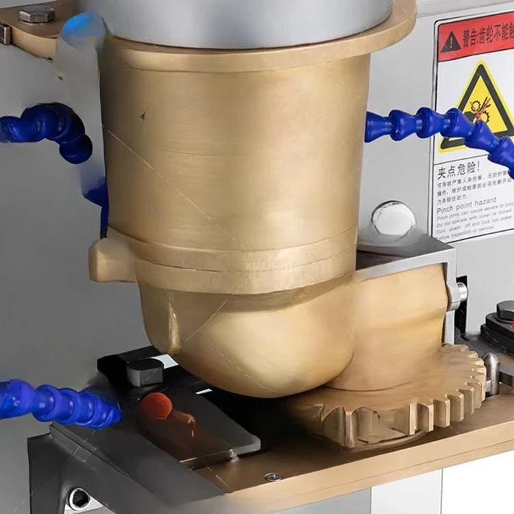 Macchina automatica per la produzione di polpette di pesce