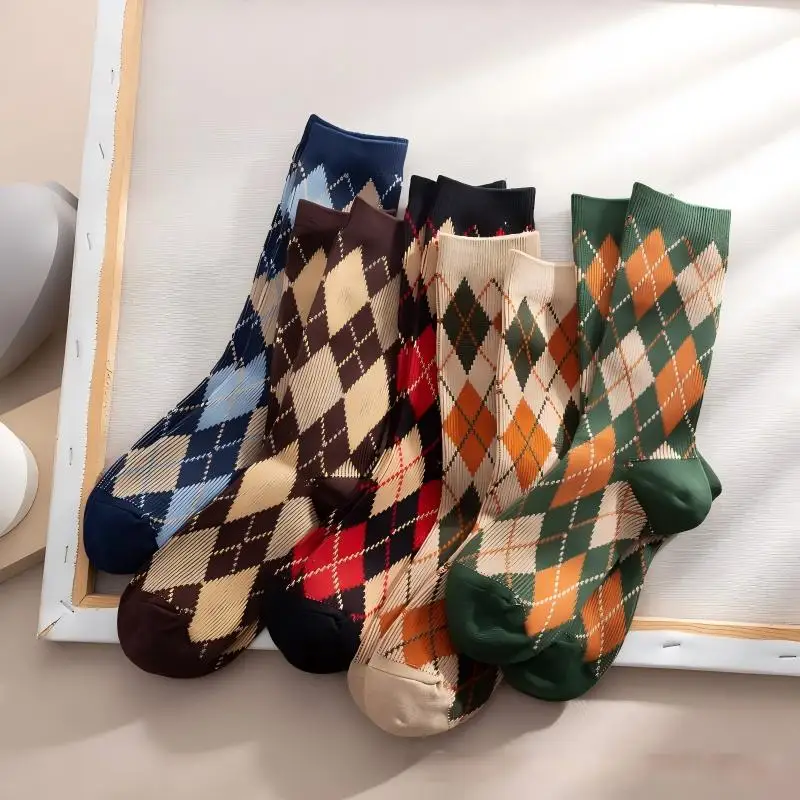 Retro-Socken mit Diamantmuster, die bis zur Mitte der Wade reichen, 5er-Pack, im britischen Stil mit farblich abgesetzten Mustern, strukturierte vertikale Streifen, geeignet für trendige Outfits, zum Tragen im Alltag oder als Geschenk für die Feiertage. – Detail 3