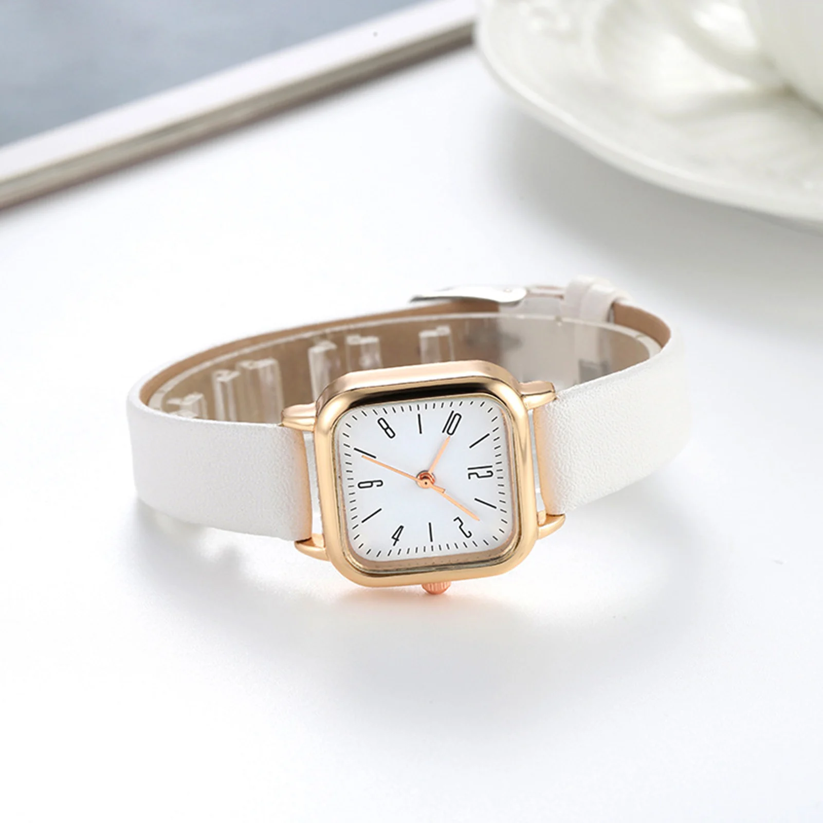 Fashion Quartz Ladies Watch Easy Read Three-Hand Analog Watches Leather Band for Unisex Working and Office