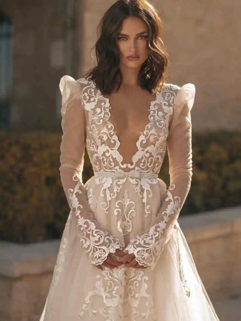 Une ligne robes de mariée col en V profond dentelle Appliques à manches longues robes de mariée Sexy dos nu robe de mariée personnalisée