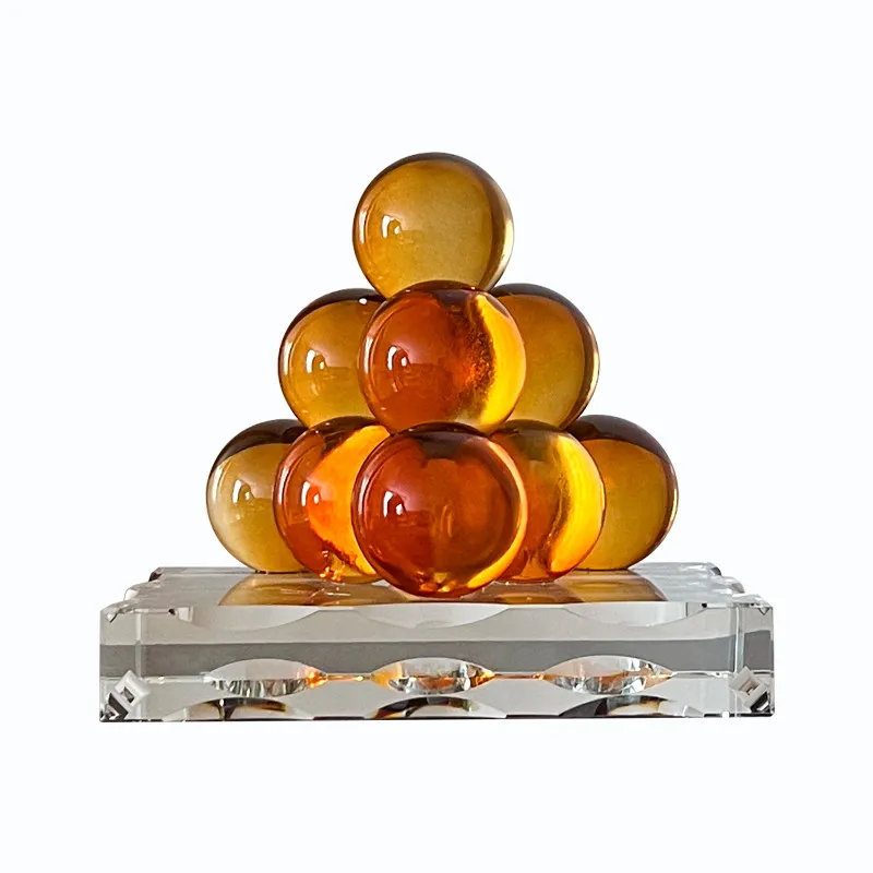 

Простой современный декор в стиле лайт-люкс для гостиной: хрустальная пирамида, креативные поделки, мягкие элементы декора.