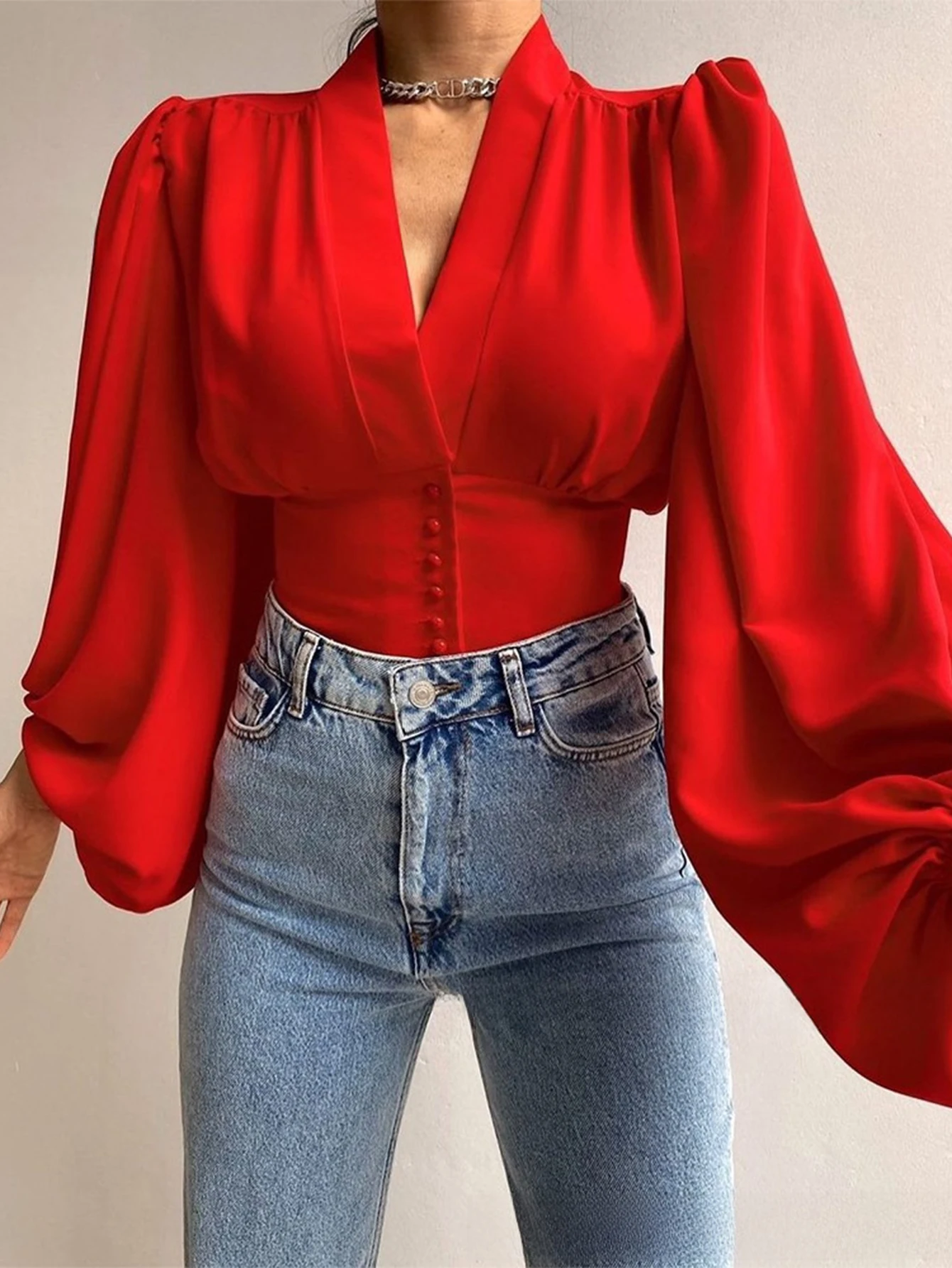 قمصان الخريف النسائية أساسيات الموضة بلون طويل الأكمام الخامس الرقبة كشكش هيم قمصان عادية