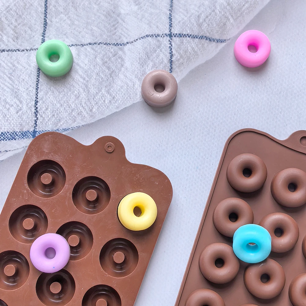 قطعة واحدة من قالب السيليكون غير اللاصق على شكل دونات مكون من 15 فتحة للعلكة والشوكولاتة والحلوى