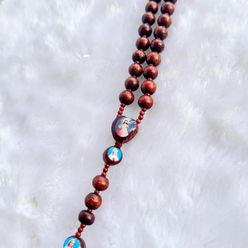 Handgefertigter katholischer Rosenkranz aus Holz mit heiliger Ikone und Kruzifix – christlicher Rosenkranz für die Kirche, religiöses Geschenk für Andacht. – Detail 3