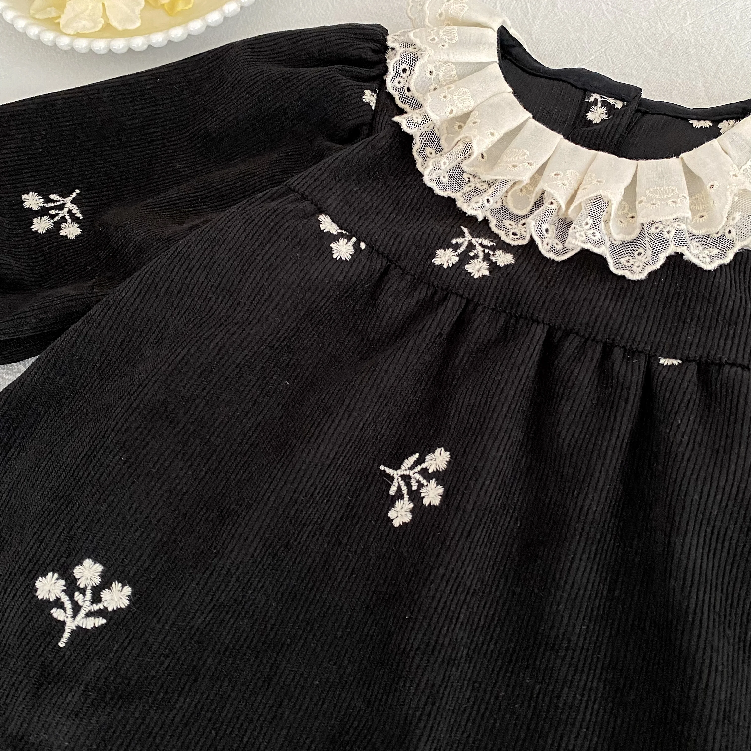 2026 Baby-Mädchen-Cord-Strampler 0-24M Langarm mit Spitzen-Rüschenkragen und Blumenstickerei, Herbst-Strampler für Kleinkinder, Prinzessinnen-Strampler – Detail 11