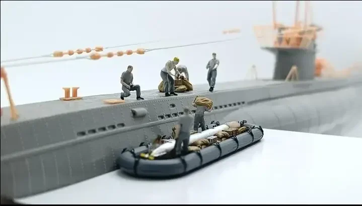 YZM Model YM011 1/144 Scale UBOAT VIIC sea rubber boat supply scenario